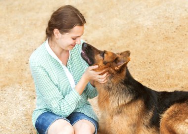 kız mutlu plaj köpek ile