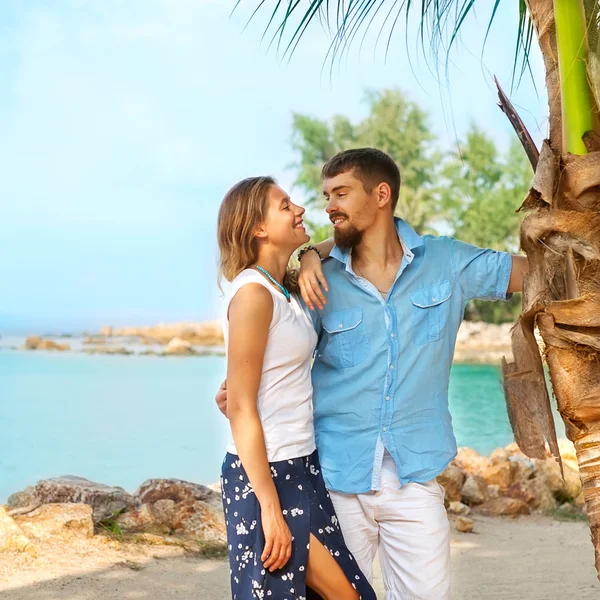 Pareja enamorada feliz en el parque —  Fotos de Stock