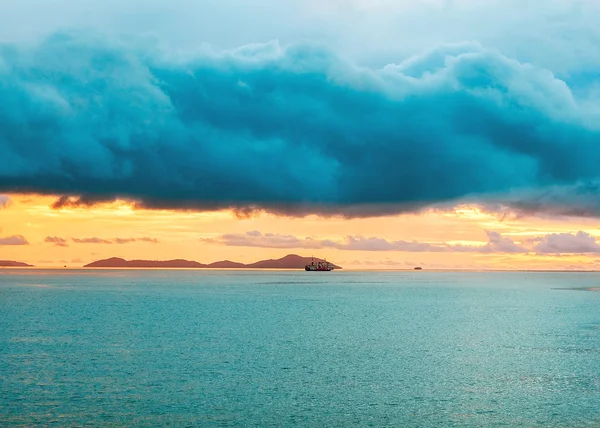 Salida del sol del mar, en el horizonte islas visibles —  Fotos de Stock