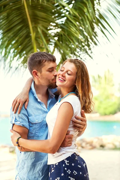 Pareja enamorada feliz en el parque — Foto de Stock