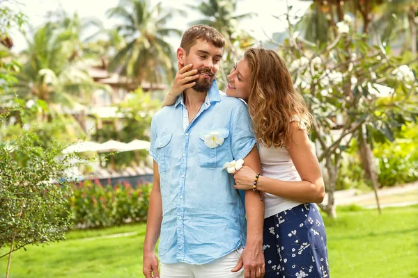 Couple amoureux heureux dans le parc — Photo