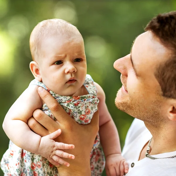 Father and baby daughter playing in the park — Stock Photo, Image