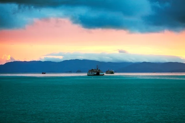 Amanhecer no mar no horizonte ilhas visíveis — Fotografia de Stock