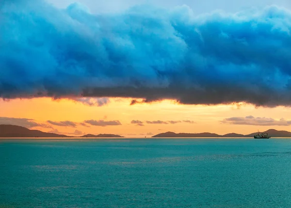 Nascer do sol no mar no horizonte ilhas visíveis — Fotografia de Stock