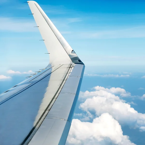 Avión volando en el cielo — Foto de Stock