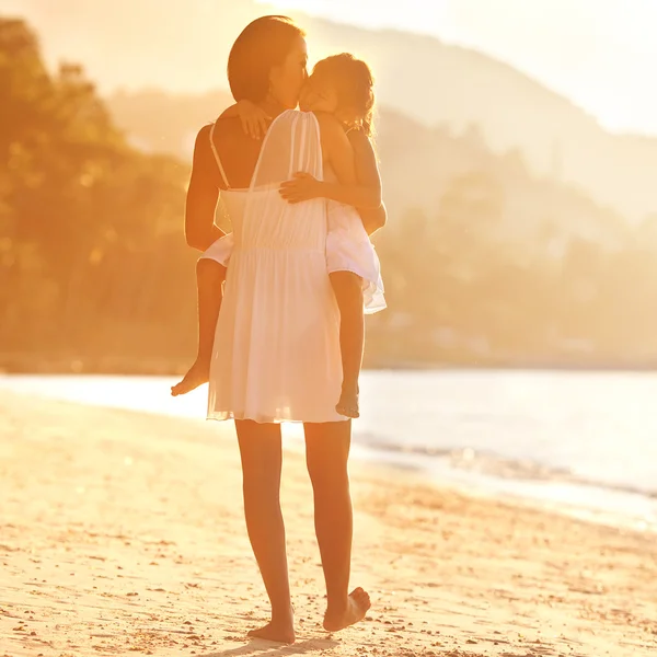 Madre e hija feliz en el amor al atardecer — Foto de Stock