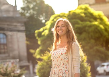 turist kız şehirde, Europe yürüyüş