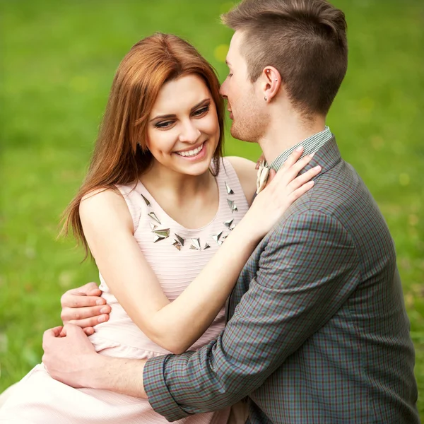 Couple in love at a picnic in the park, Valentine's Day — Stock Photo, Image