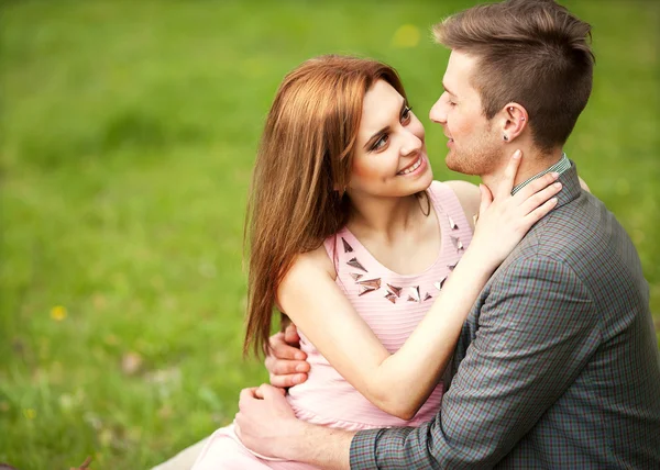 Pareja enamorada en un picnic en el parque, San Valentín — Foto de Stock