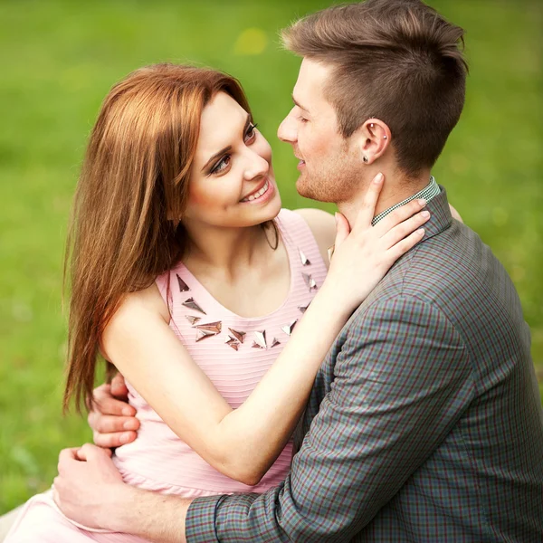 Pareja enamorada en un picnic en el parque, San Valentín — Foto de Stock