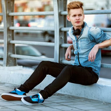 adam hioster sokakta oyuncu dinler.