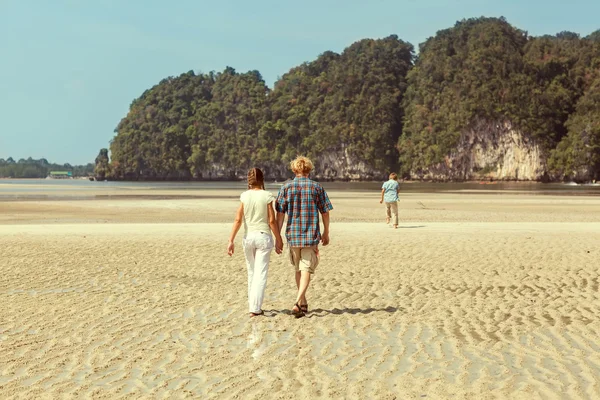 Famiglia passeggiando sulla sabbia in spiaggia Thailandia, felici insieme — Foto Stock