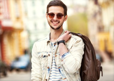 rahat kıyafetler ile çekici bir adam portresi walk Avrupa'ya