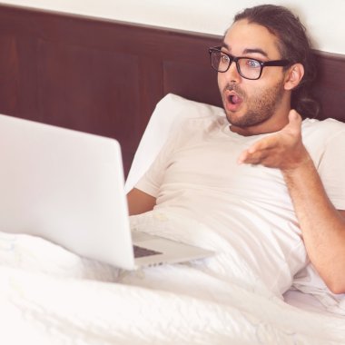 serbest meslek sahibi adam sabah dizüstü bilgisayar ile