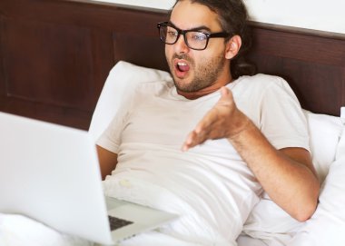 serbest meslek sahibi adam sabah dizüstü bilgisayar ile