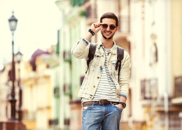 Retrato de un hombre atractivo con ropa casual caminar en Europa — Foto de Stock