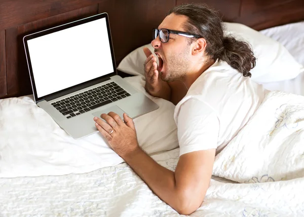 усталость за компом. перед компьютером. надо ли на ночь выключать смартфон. ночью за компьютером. уснул за ноутбуком.