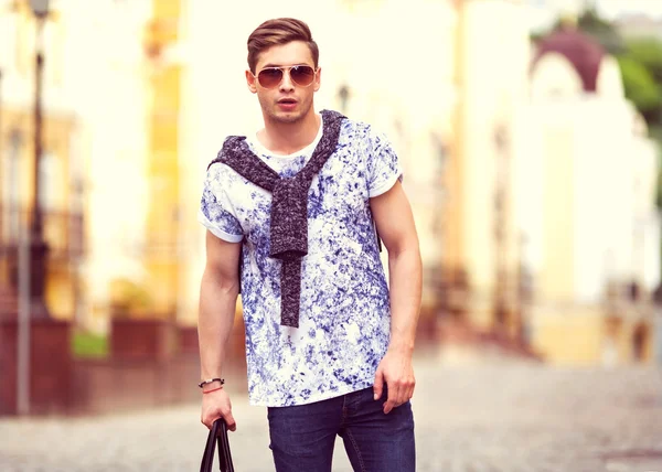 Hipster style guy. Fashion man standing near a wooden door — Stock Photo, Image