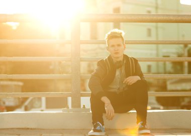 Hippi tarzı adam. Moda anne