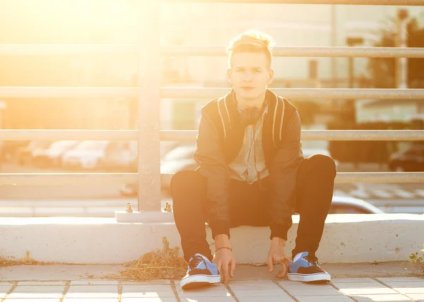 Guy hipster listens to the player on the stree — Stock Photo, Image