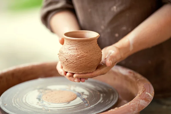 Mains travaillant sur la roue de poterie — Photo