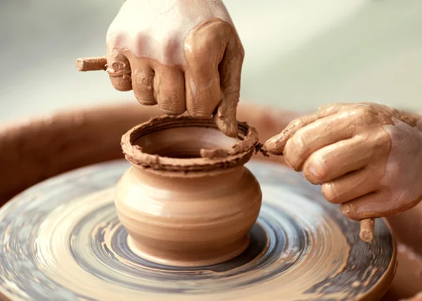 Händer som arbetar med keramik hjul — Stockfoto