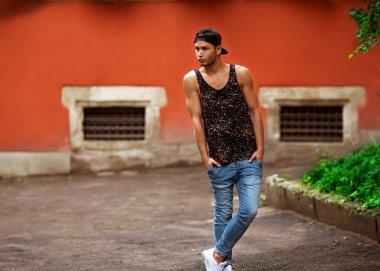 Hippi tarzı adam. Moda adam ayakta 