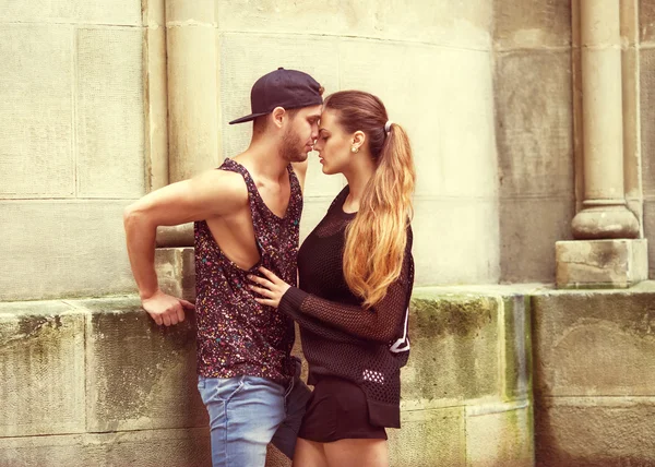 Casal de moda. VogueSexy e elegante casal vestindo jeans , — Fotografia de Stock