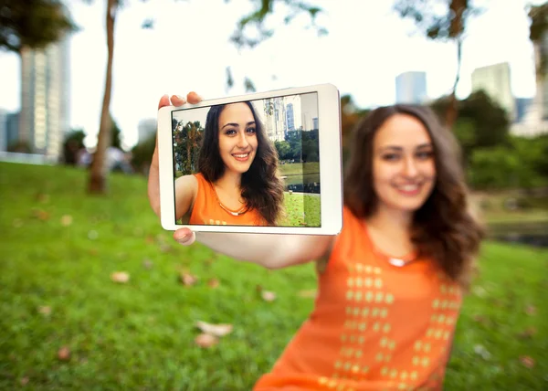 Mädchen sitzt im Park von Kuala Lumpur auf dem Hintergrund von bu — Stockfoto