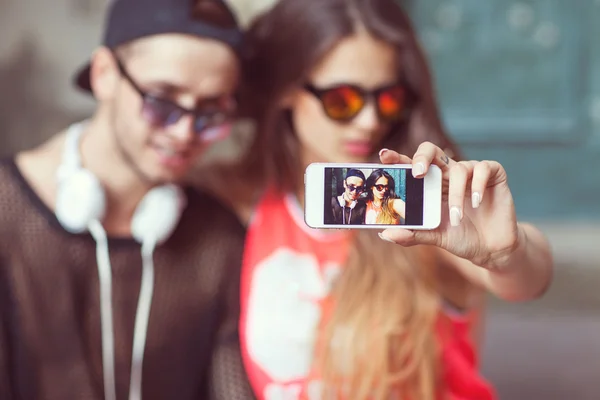 Jeune couple de mode prenant selfie dans la ville — Photo