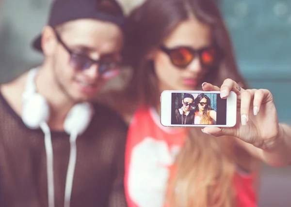 Jonge mode paar nemen selfie in de stad — Stockfoto