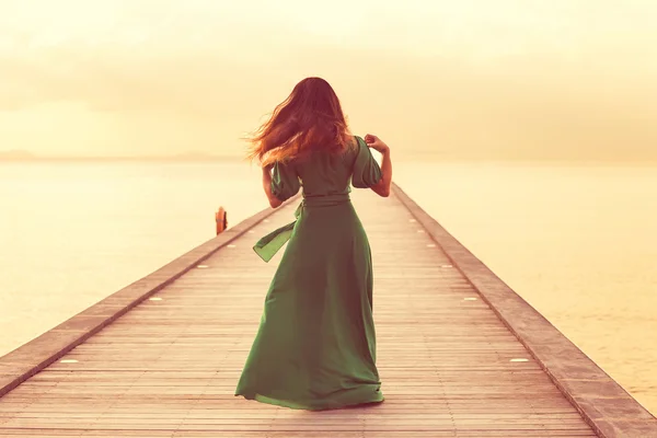 Κορίτσι περπάτημα στη γέφυρα, η έννοια της ελευθερίας στο ηλιοβασίλεμα — Φωτογραφία Αρχείου