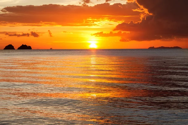 Hory v pozadí moře při západu slunce — Stock fotografie