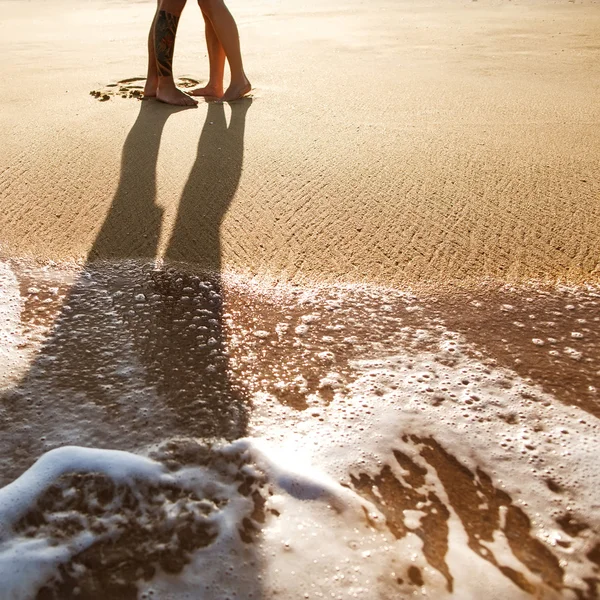 Paar verliefd permanent op het zand van de zee, zonsondergang — Stockfoto