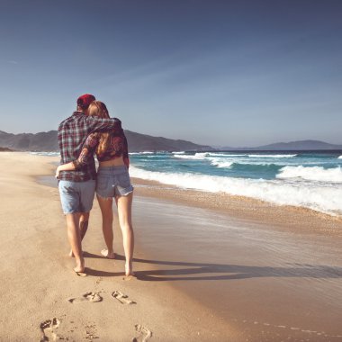 mutlu oynarken günbatımında deniz aşık Çift