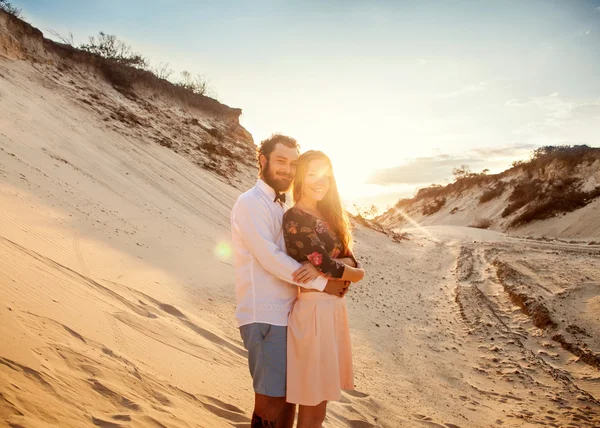 Jong koppel wandelen in het park hand in hand op zoek ik verliefd — Stockfoto