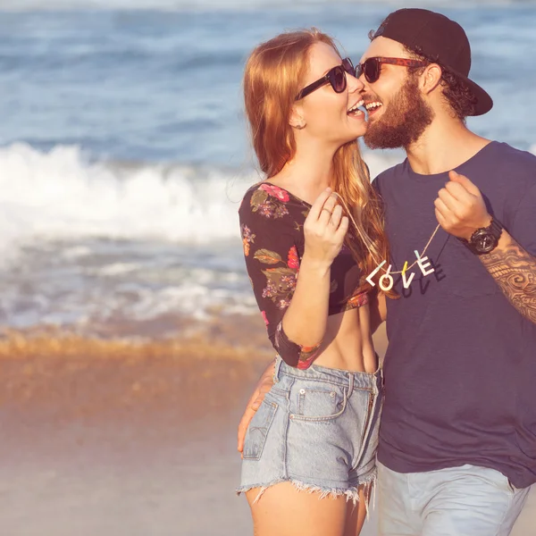 Ben arıyorum elele Park'ta yürüyordunuz aşık genç Çift