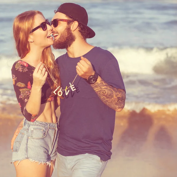 Pareja joven enamorada caminando por el parque tomados de la mano mirando i — Foto de Stock