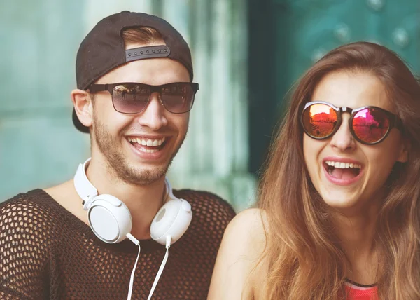 Feche o retrato do feliz casal hipster sorridente apaixonado. Weari... — Fotografia de Stock