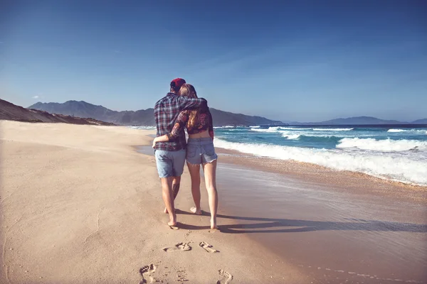 Pareja enamorada en el mar jugando felizmente al atardecer — Foto de Stock