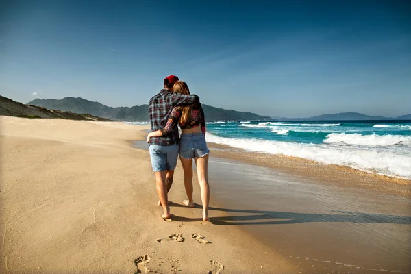 Couple amoureux sur la mer jouer heureux au coucher du soleil — Photo