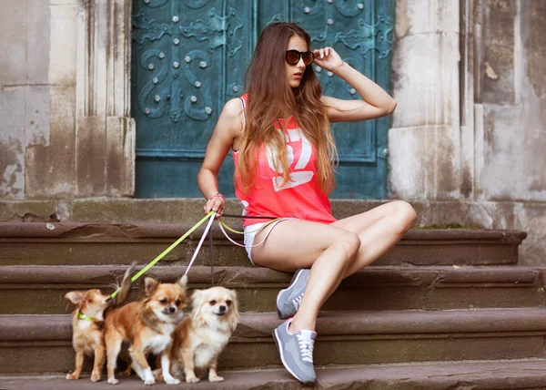 Moda glamour chica en gafas de sol sentado en el casco antiguo, vinta —  Fotos de Stock