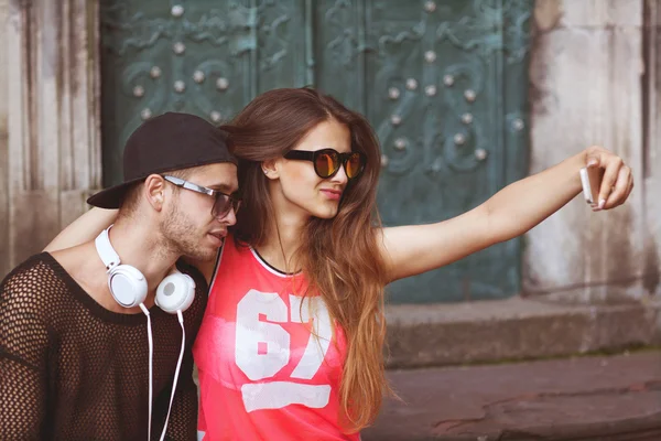 Pareja de moda joven tomando selfie en la ciudad —  Fotos de Stock