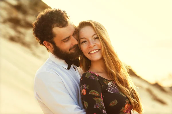 Lyckliga par i kärlek på sanddynerna, begreppet alla hjärtans D — Stockfoto