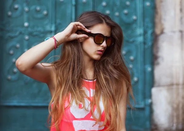 Mody Glamour dziewczyna w okulary siedzi na starym mieście, vinta — Zdjęcie stockowe
