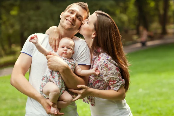 Pais com bebê no parque — Fotografia de Stock