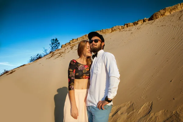 Feliz pareja enamorada en las dunas de arena, concepto de San Valentín D — Foto de Stock