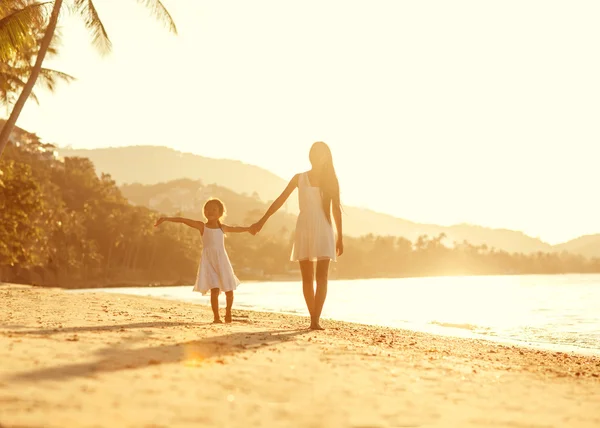 Madre e hija feliz en el amor al atardecer — Foto de Stock