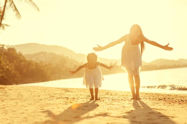 Madre e hija feliz en el amor al atardecer — Foto de Stock