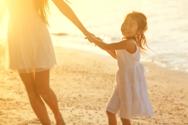 Mère et fille heureux dans l'amour au coucher du soleil, flou - concept . — Photo